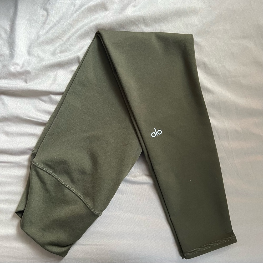NWOT Alo Highwaist Leggings in Military Green